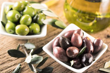 taze zeytin ve zeytinyağı rustik ahşap zemin üzerinde