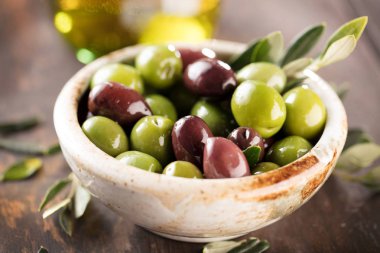 taze zeytin ve zeytinyağı rustik ahşap zemin üzerinde