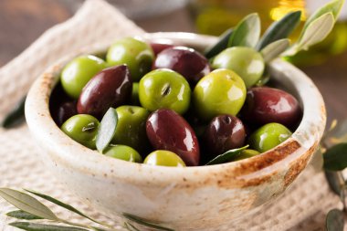 taze zeytin ve zeytinyağı rustik ahşap zemin üzerinde