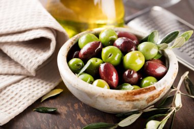 taze zeytin ve zeytinyağı rustik ahşap zemin üzerinde