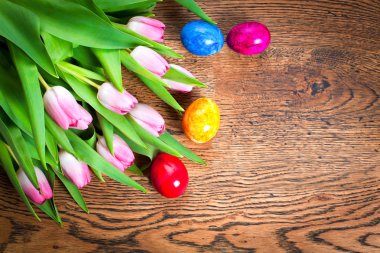 Tahtaların üzerinde paskalya yumurtaları ve laleler..