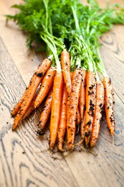 Ahşap arka plan masada kırmızı havuç. Üstten Görünüm havuç kavramı.