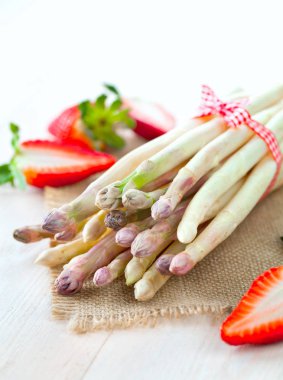 Beyaz kuşkonmaz ve çilek ahşap tablo.