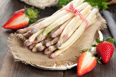 Beyaz kuşkonmaz ve çilek ahşap tablo.