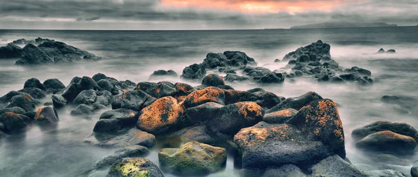 Mořské Vlny Lano Náraz Skály Pláži — Stock fotografie