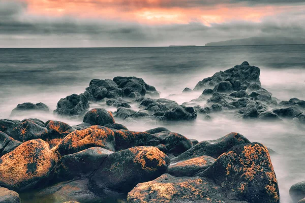 Las Olas Del Mar Impactan Roca Playa — Foto de Stock