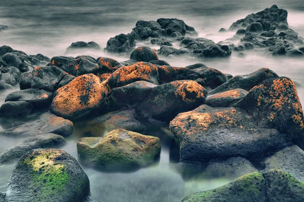 Las Olas Del Mar Impactan Roca Playa —  Fotos de Stock