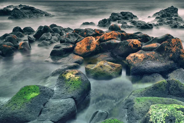 Θαλάσσια Κύματα Μαστίγιο Γραμμή Πρόσκρουσης Βράχο Στην Παραλία — Φωτογραφία Αρχείου