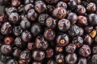 Arka plan olarak kurutulmuş ardıç meyvesi dokusu yakın plan, baharat veya baharat