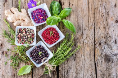 Eski ahşap arka planda bir yığın kuru pembe biber.