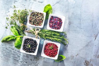 Eski taş zemin üzerine kuru pembe biber yığını