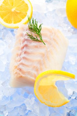 Morina fileto taze limon ile buzda balık 