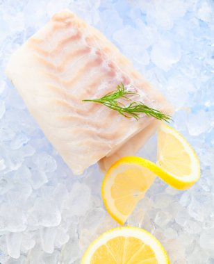 Morina fileto taze limon ile buzda balık 