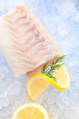 Morina fileto taze limon ile buzda balık 