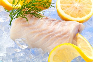 Morina fileto taze limon ile buzda balık 