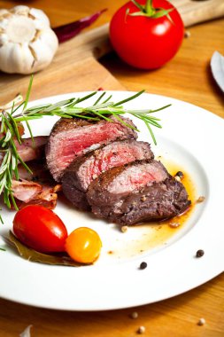 ahşap masa üzerinde ızgara geyik eti fileto yakın çekim