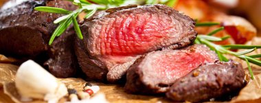 ahşap masa üzerinde ızgara geyik eti fileto yakın çekim