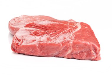 Beyaz arka plan üzerinde izole baharatlar ile sığır eti biftek