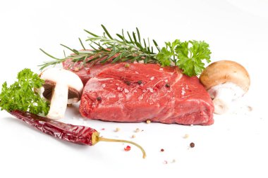 Beyaz arka plan üzerinde izole baharatlar ile sığır eti biftek