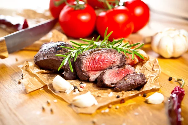 Filete Venado Parrilla Mesa Madera Cerca — Foto de Stock