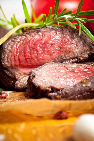 Grilovaný Jelení Steak Dřevěný Stůl Zblízka — Stock fotografie