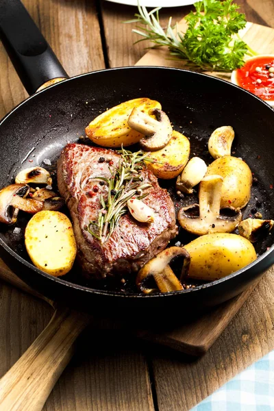 Grilled Black Angus Steak Striploin Frying Cast Iron Grill Pan — Stock Photo, Image