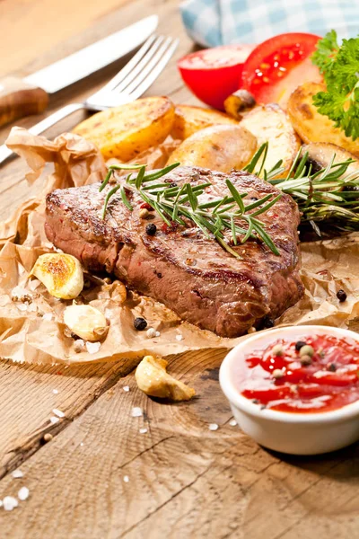 Blick Auf Köstliches Gegrilltes Rindersteak Mit Bratkartoffeln Und Frischem Grünen — Stockfoto