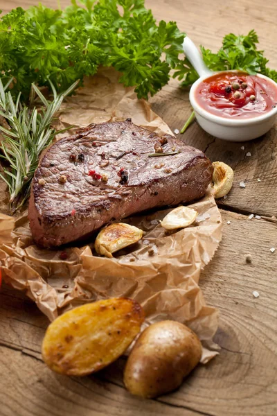 Vista Aerea Deliziosa Bistecca Manzo Alla Griglia Con Patate Arrosto — Foto Stock