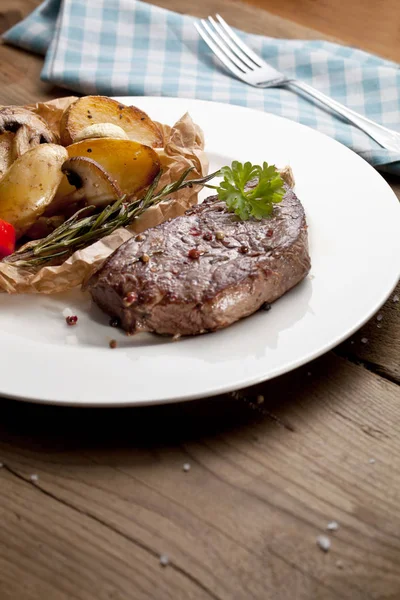 Vue Aérienne Délicieux Steak Boeuf Grillé Avec Pommes Terre Rôties — Photo