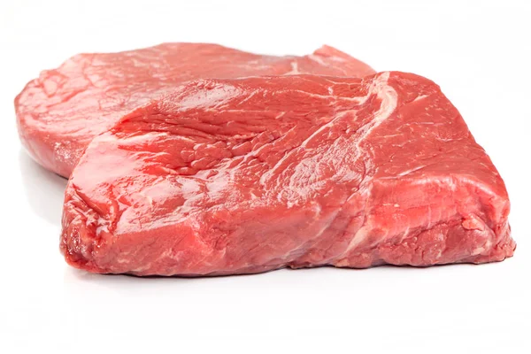 Beyaz arka plan üzerinde izole baharatlar ile sığır eti biftek