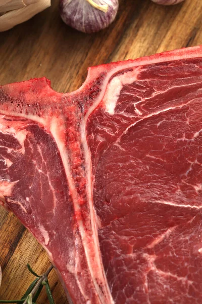 Ruwe Bone Steak Gekruid Met Specerijen Verse Kruiden Geserveerd Een — Stockfoto