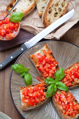 İtalyan yemek kavramı. Bruschettas pesto ile domates