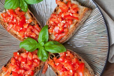 İtalyan yemek kavramı. Bruschettas pesto ile domates