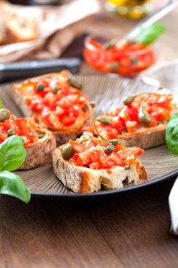 İtalyan yemek kavramı. Bruschettas pesto ile domates