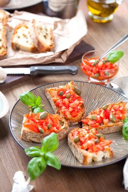 İtalyan yemek kavramı. Bruschettas pesto ile domates