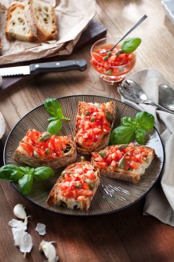 İtalyan yemek kavramı. Bruschettas pesto ile domates