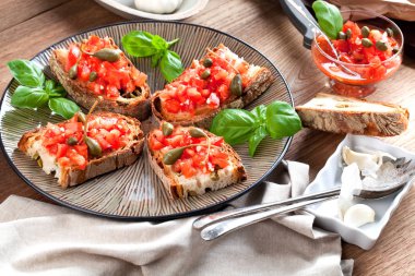 İtalyan yemek kavramı. Bruschettas pesto ile domates