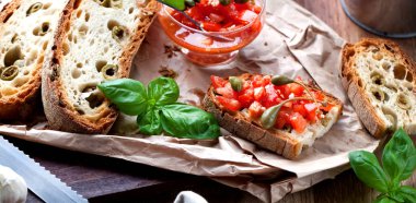 İtalyan yemek kavramı. Bruschettas pesto ile domates