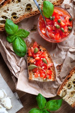 İtalyan yemek kavramı. Bruschettas pesto ile domates