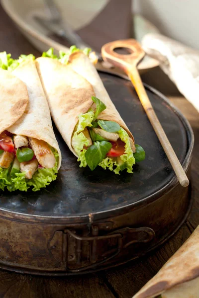 Frango Fajita Wrap Sanduíche Close Fundo Madeira — Fotografia de Stock