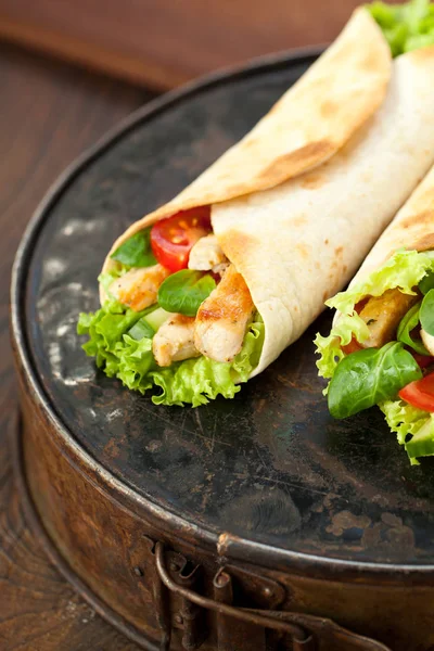 Csirke Fajita Wrap Szendvics Közelről Fából Készült Háttér — Stock Fotó