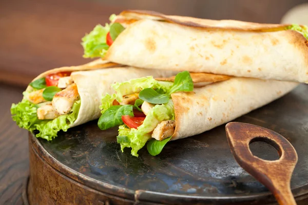 Frango Fajita Wrap Sanduíche Close Fundo Madeira — Fotografia de Stock