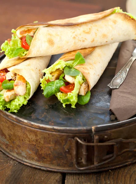 Csirke Fajita Wrap Szendvics Közelről Fából Készült Háttér — Stock Fotó