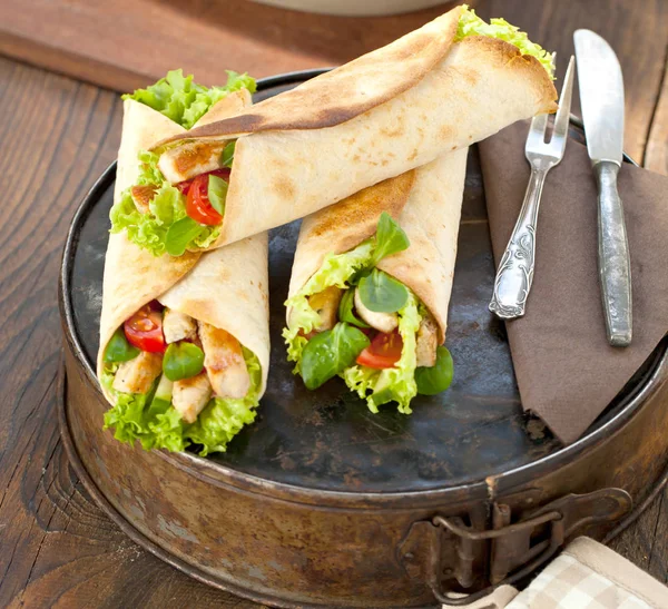 Frango Fajita Wrap Sanduíche Close Fundo Madeira — Fotografia de Stock