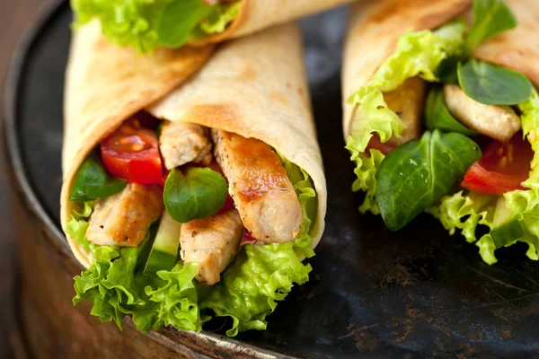 Frango Fajita Wrap Sanduíche Close Fundo Madeira — Fotografia de Stock