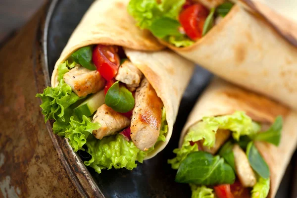 Frango Fajita Wrap Sanduíche Close Fundo Madeira — Fotografia de Stock