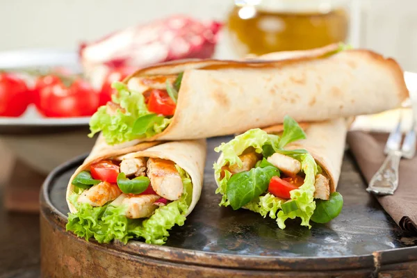 鶏ファヒータ ラップ サンドイッチを木製の背景にクローズ アップ — ストック写真