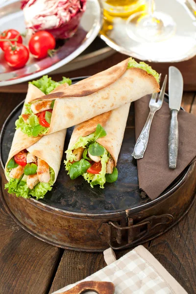 Frango Fajita Wrap Sanduíche Close Fundo Madeira — Fotografia de Stock