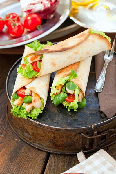 Pollo Fajita Avvolgere Sandwich Vicino Sfondo Legno — Foto Stock