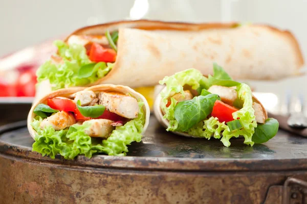 鶏ファヒータ ラップ サンドイッチを木製の背景にクローズ アップ — ストック写真